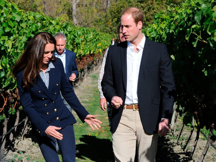 Công nương Kate cùng chồng trong chuyến thăm Queenstown, New Zealand, hồi năm 2014.