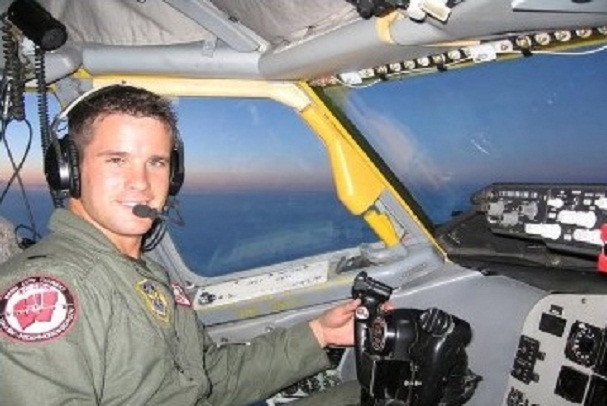 Vào năm 2003, Adam Kinzinger gia nhập lực lượng Không quân Mỹ. Ban đầu, Adam Kinzinger là phi công KC-135 Stratotanker và thực hiện các chuyến bay nhiệm vụ tại Nam Mỹ, Guam, Iraq và Afghanistan. Sau đó, ông chuyển sang lái máy bay trinh sát RC-26 và từng đóng quân ở Iraq hai lần. Ảnh: Wikipedia.
