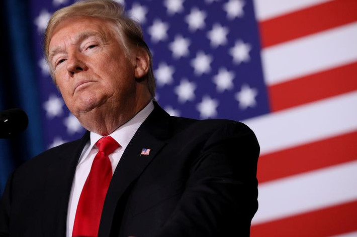 Động thái này diễn ra một ngày sau khi đám đông người biểu tình ủng hộ Tổng thống Trump (ảnh) xông vào Điện Capitol hôm 6/1 gây hỗn loạn trong nỗ lực nhằm ngăn cản lưỡng viện công nhận chiến thắng của ông Joe Biden. Ảnh: Reuters.