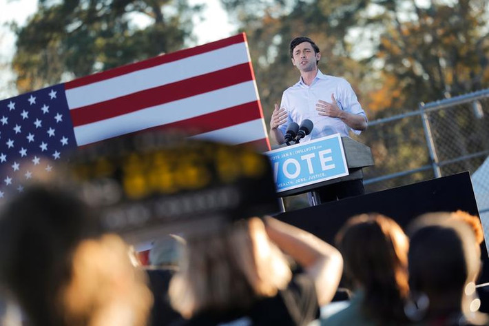 Jon Ossoff phát biểu tại sự kiện vận động tranh cử trước thềm cuộc bầu cử Thượng viện tại Georgia diễn ra.