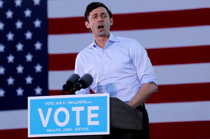 Ứng viên Jon Ossoff phát biểu tại sự kiện vận động tranh cử ngoài trời ở Savannah.
