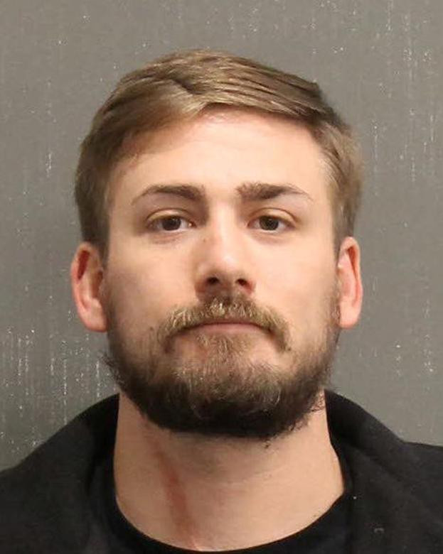Eric Gavelek Munchel, 30 tuổi, người bang Tennessee, đã bị bắt tại tiểu bang quê nhà hôm 10/1. Bộ Tư pháp Mỹ tuyên bố Munchel bị buộc tội "cố tình đột nhập và ở lại địa điểm bị hạn chế mà không có thẩm quyền hợp pháp, cũng như có thâm nhập bằng vũ lực và hành vi mất trật tự tại Điện Capitol". Theo báo Newsweek, bên chính quyền đã phát hiện Munchel là người cầm dây buộc nhựa trong tấm ảnh đột nhập vào tòa nhà quốc hội được lan truyền khắp mạng xã hội.