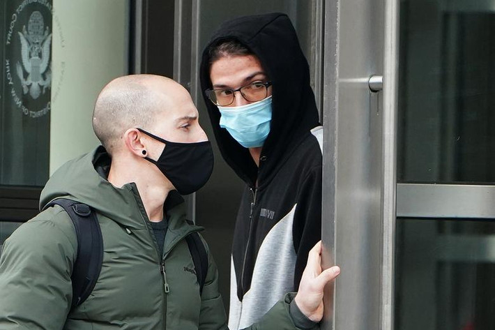 Nicolas Moncada (phải), một sinh viên 20 tuổi, đã bị bắt giữ tại nhà riêng ở Đảo Staten, FBI cho biết.