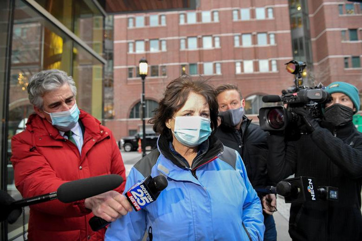 Suzanne Ianni rời khỏi tòa án ở Boston, bang Massachusetts, ngày 19/1/2021 sau khi xuất hiện tại tòa với cáo buộc liên quan đến vụ tấn công Điện Capitol.