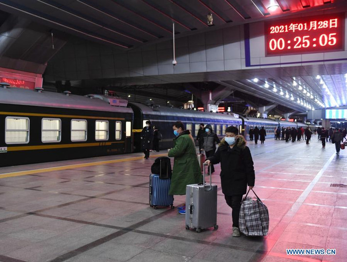Giới chức Trung Quốc đang nỗ lực kiềm chế sự lây lan của dịch, trong đó có triển khai phong tỏa cục bộ, xét nghiệm COVID-19, hạn chế giao thông vận tải và phát các khuyến cáo đi lại...Ảnh: THX.