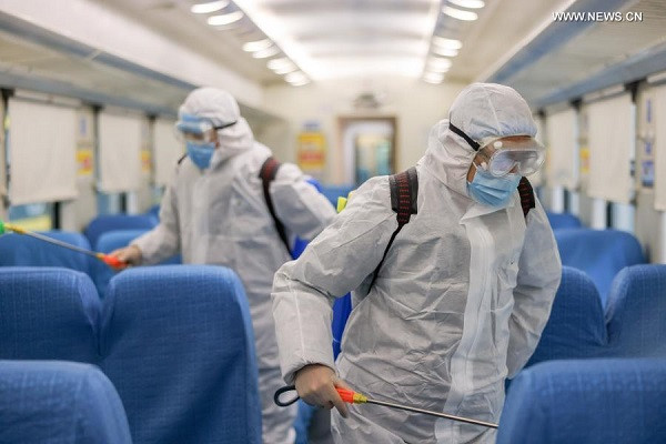 Tuy nhiên, theo BBC, giữa nỗi lo dịch bệnh COVID-19 bùng phát, chính quyền nhiều tỉnh thành và các công ty ở Trung Quốc đang tìm cách khuyến khích người dân ăn tết tại chỗ, không về quê dịp này để tránh lây lan thêm dịch bệnh. Ảnh: THX.