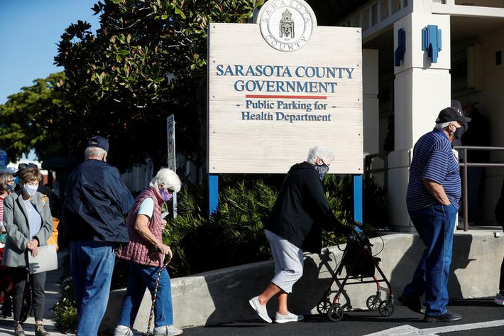 Những người cao tuổi xếp hàng chờ tại một cơ sở tiêm chủng ở Sarasota, Flordia, ngày 4/1.