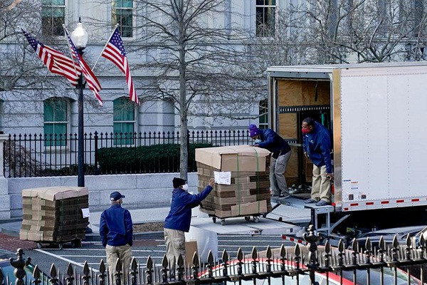 Chỉ còn vài ngày nữa, Tổng thống Trump sẽ chính thức “trao chìa khóa” Nhà Trắng cho người kế nhiệm Biden. Ngày 8/1, ông Trump thông báo sẽ không dự lễ tuyên thệ của ông Joe Biden: “Gửi tới tất cả những người đã đặt câu hỏi, tôi sẽ không dự lễ tuyên thệ ngày 20/1”. Ảnh: Người lao động dỡ các hộp bìa carton tại Nhà Trắng ngày 13/1. Ảnh: Reuters.
