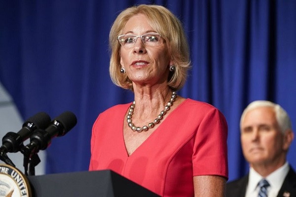 Không lâu sau bà Chao, Bộ trưởng Giáo dục Betsy DeVos cũng nộp đơn từ chức lên Tổng thống Trump vào tối 7/1 (giờ địa phương). Ảnh: Bloomberg.