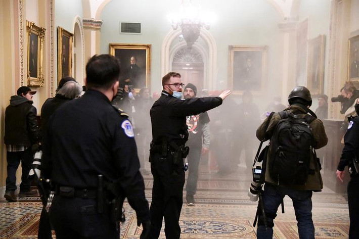 Reuters đưa tin, ông Ryan Tully, cố vấn cấp cao về quan hệ với Nga của Tổng thống Donald Trump, từ chức ngày 7/1. Ảnh: Cảnh hỗn loạn tại Điện Capitol hôm 6/1.