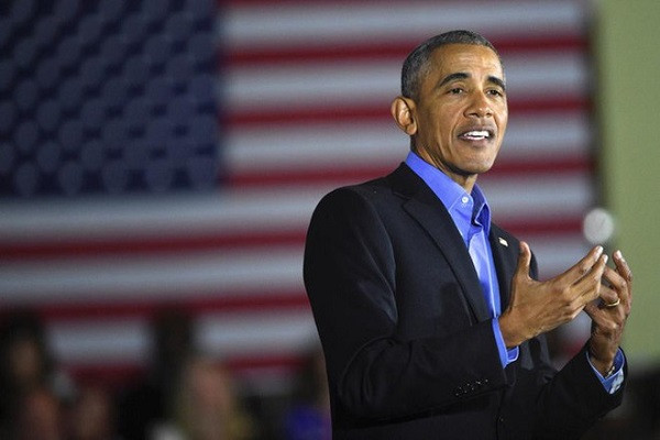 Ông Obama thường có thói quen để trên bàn làm việc bàn tay bằng gỗ đang giữ một quả trứng, biểu tượng cho thấy sự mong manh của cuộc sống theo cách thể hiện của người Kenya. Ảnh: Reuters.