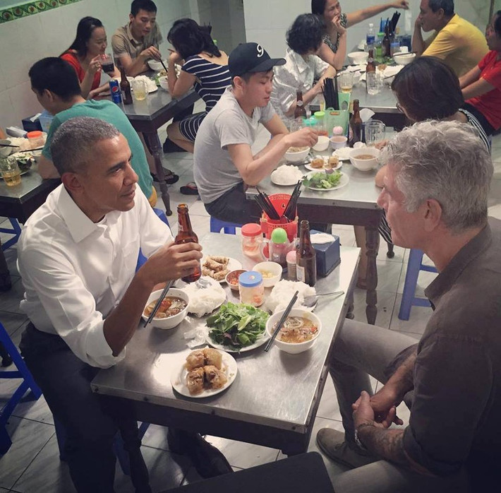 Năm 2016, Tổng thống Obama có chuyến thăm Việt Nam. Vào tối 23/5/2016, ông Obama ngồi ăn bún chả, uống bia Hà Nội cùng đầu bếp Anthony Bourdain tại quán bún chả Hương Liên trên đường Lê Văn Hưu, Hà Nội. Ảnh: Instagram của Anthony Bourdain.