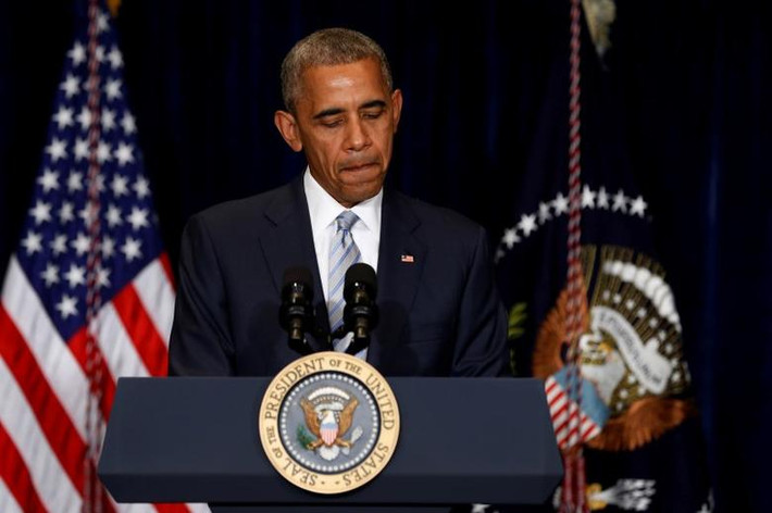 Ông Obama thuận tay trái. Ảnh: Reuters.