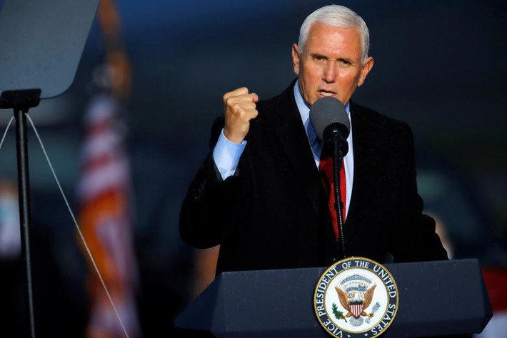 Trước đó, trong bài phát biểu chia tay, ông Pence cho biết sẽ cùng vợ rời thủ đô Washington để trở về bang Indiana quê nhà vào mùa hè. Ông không nói rõ nơi ở cụ thể nhưng đến hiện tại, ông Pence không sở hữu bất kỳ căn nhà nào ở Indiana trong ít nhất 8 năm qua. Ảnh: Reuters.