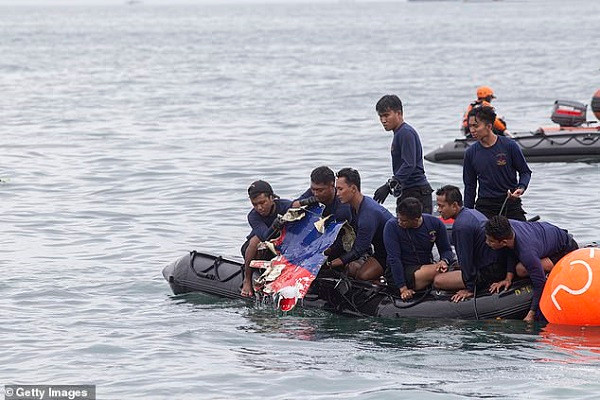 Hãng Reuters dẫn lời người đứng đầu Ủy ban An toàn Giao thông Quốc gia Indonesia, ông Soerjanto Tjahjanto, ngày 10/1 cho biết đã xác định được vị trí của hai hộp đen chiếc máy bay Indonesia rơi xuống biển hôm 9/1 và quá trình tìm kiếm đã bắt đầu. Ảnh: Getty.