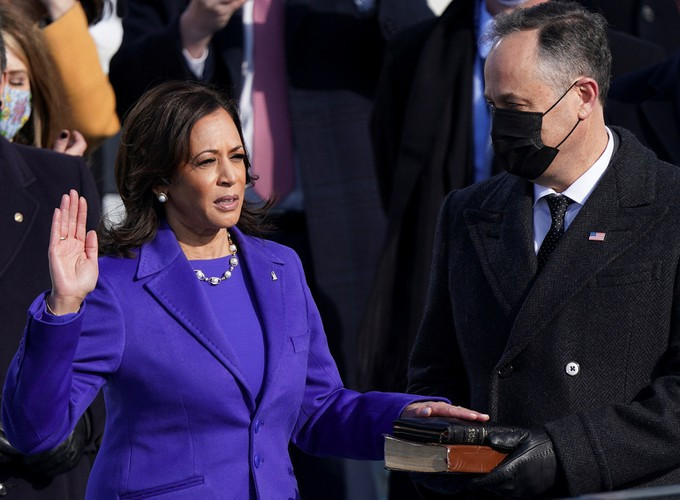 Bà Kamala Harris đọc lời tuyên thệ nhậm chức Phó Tổng thống Mỹ.