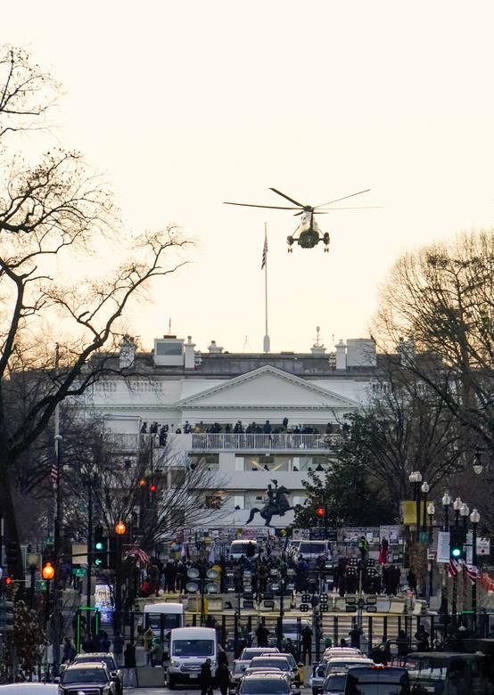 Tổng thống Trump rời Nhà Trắng lên chiếc trực thăng Marine One trước lễ nhậm chức của ông Joe Biden hôm 20/1/2021.