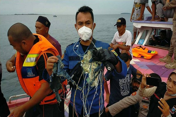 Trước đó, theo Tân Hoa Xã, truyền hình địa phương dẫn lời EKo Surya Hadi, chỉ huy tàu tuần duyên Trisula, thông báo họ đã tìm thấy một số bộ phận thi thể người và mảnh vỡ nghi của chiếc máy bay xấu số. Ảnh: Daily Mail.