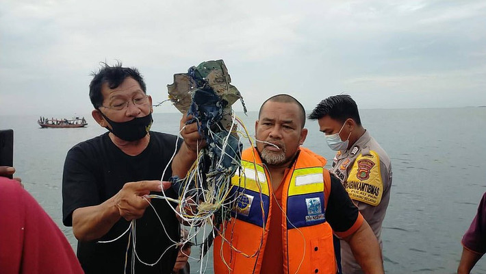 Được biết, những mảnh vỡ và các vật thể thu được trong quá trình tìm kiếm máy bay mất tích chiều 9/1 sẽ được chuyển toàn bộ về Ủy ban An toàn Giao thông Quốc gia Indonesia để xác minh. Ảnh: Daily Mail.