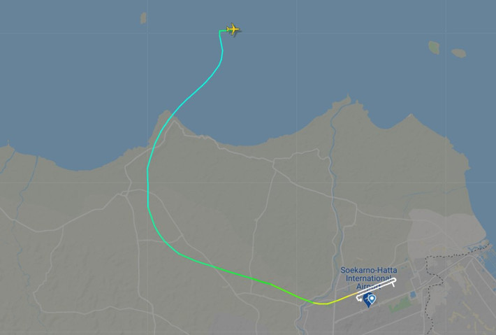 Theo Reuters, dữ liệu từ trang FlightRadar24 cho thấy "khoảng 4 phút sau khi cất cánh từ Jakarta, máy bay đã mất độ cao hơn 3.000 m chỉ trong vòng chưa đầy một phút đồng hồ". Chiếc phi cơ khi đó đang trên đường tới thành phố Pontianak ở Tây Kalimantan. Ảnh: Twitter.