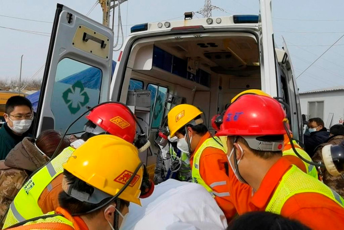 Lực lượng cứu hộ Trung Quốc vẫn đang chạy đua thời gian để giải cứu những thợ mỏ còn lại bị mắc kẹt trong lòng đất.