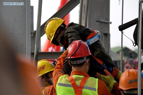 Theo Tân Hoa Xã, ngày 24/1, lực lượng cứu hộ Trung Quốc đã giải cứu được 11 thợ mỏ bị mắc kẹt dưới lòng đất suốt hai tuần sau một vụ nổ tại mỏ vàng ở tỉnh Sơn Đông, miền Đông Trung Quốc. (Nguồn ảnh: THX)
