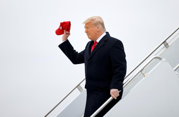 Tổng thống Trump vẫy chào mọi người khi xuống chuyên cơ Không lực Một tại sân bay quốc tế Valley trước khi tới Alamo thăm bức tường biên giới Mỹ-Mexico, tại Harlingen, Texas, ngày 12/1.