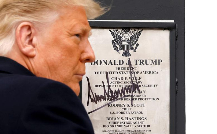 Tổng thống Trump đã ký tên lên một tấm bảng ở bức tường biên giới Mỹ-Mexico trong chuyến thăm này.