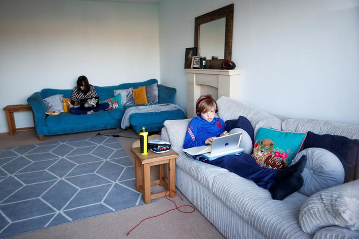 Hai em nhỏ học bài tại nhà ở Milton Keynes.