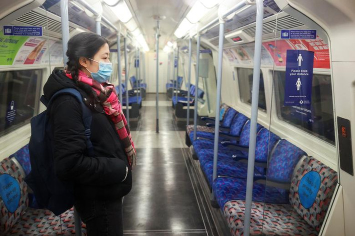 Bên trong tàu điện ngầm vắng khách ở London ngày 5/1.