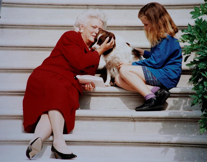 Gia đình Tổng thống Mỹ George H.W. Bush từng nuôi rất nhiều chó cưng trong Nhà Trắng, trong đó có chú chó Millie. Ảnh: Bà Barbara Bush, phu nhân của Tổng thống George H.W. Bush, ngồi cạnh chú chó cưng Millie và cháu gái, Barbara, tại Nhà Trắng.