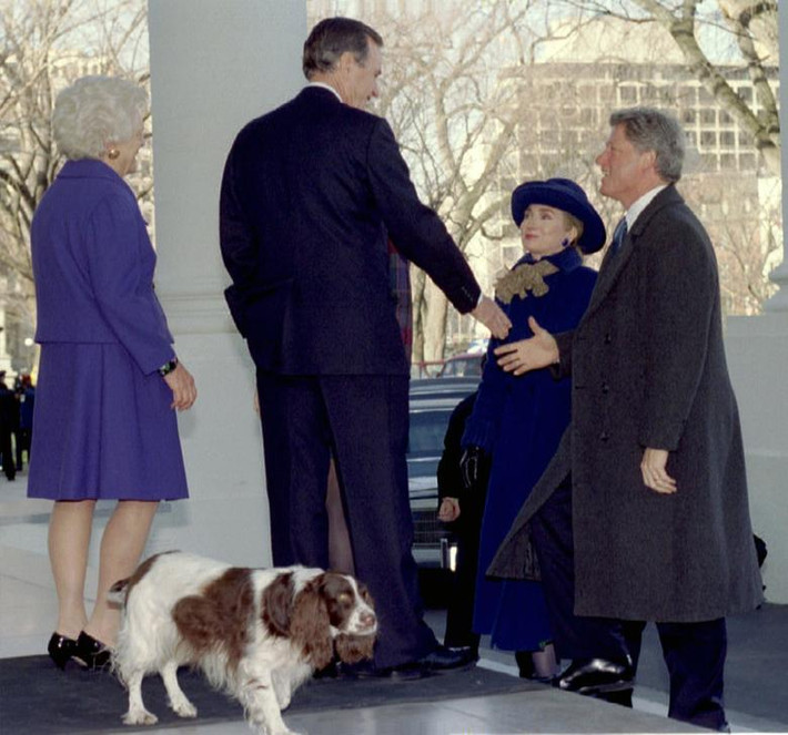 Tổng thống đắc cử Bill Clinton (phải) bắt tay Tổng thống George H.W Bush khi ông và phu nhân Hillary Clinton đến Nhà Trắng, ngày 20/1/1993. Bên trái là Đệ nhất phu nhân Barbara Bush. Có thể thấy chú chó Millie xuất hiện trong bức hình.