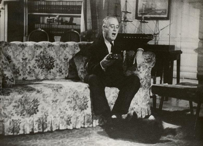 Tổng thống Mỹ Franklin D. Roosevelt cho chú chó cưng Fala ăn tại Nhà Trắng hồi năm 1943.