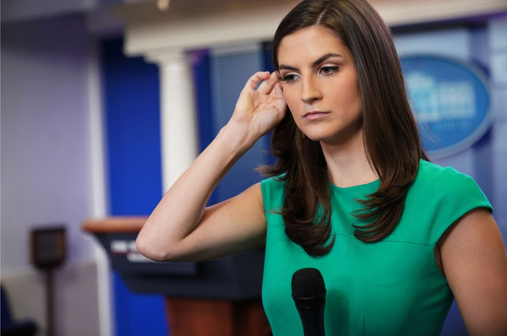 Theo đó, CNN bổ nhiệm Kaitlan Collins là phóng viên trưởng của mình tại ngôi nhà quyền lực nhất nước Mỹ. Nhà báo Collins sinh năm 1992 từng là phóng viên Nhà Trắng cho trang web The Daily Caller. Cô bắt đầu làm việc cho CNN từ năm 2017 và đã cùng cựu Tổng thống Donald Trump đi đến hơn 6 quốc gia. Tháng 7/2018, nữ phóng viên bị cấm tham gia một cuộc họp báo ở Vườn Hồng Nhà Trắng. Sau khi được thăng chức, Collins cho biết: "Tôi luôn nghĩ phụ nữ thuộc hàng đầu, dù đó là trong phòng họp của Nhà Trắng hay bất kỳ nơi nào khác". Ảnh: AFP.