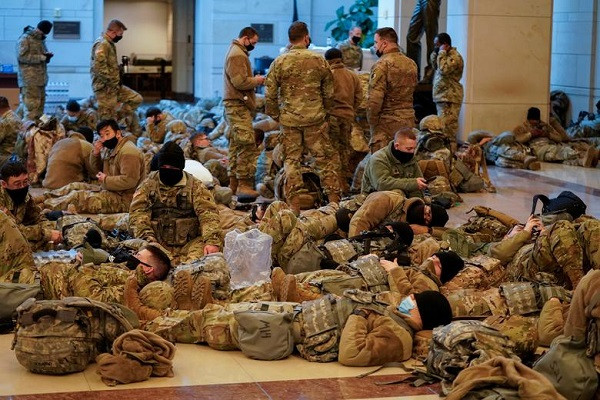Hãng Reuters đăng tải những hình ảnh bên trong Điện Capitol hôm 13/1, một tuần sau khi vụ bạo loạn xảy ra, cho thấy hàng trăm thành viên của Vệ binh Quốc gia nằm nghỉ tại khu vực hành lang của tòa nhà Quốc hội Mỹ. (Nguồn ảnh: Reuters)