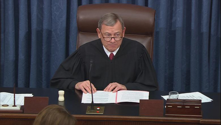 Chánh án Tòa án Tối cao John Roberts tuyên bố, với kết quả trên, Tổng thống Mỹ Donald Trump chính thức vô tội, qua đó chấm dứt tiến trình luận tội bắt đầu từ tháng 9/2019 do Hạ viện Mỹ khởi xướng. Ảnh: Reuters.