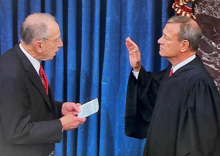 Chánh án Tòa Tối cao John Roberts tuyên thệ để trở thành người chủ trì phiên tòa và các thượng nghị sĩ chính thức trở thành thẩm phán. Ảnh: Reuters.