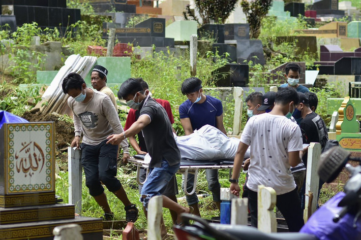 Một nạn nhân được đem đi chôn cất. Ảnh: AFP.