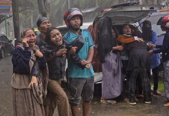 Do nằm tại nơi các mảng kiến tạo vỏ Trái đất gặp nhau, Indonesia là nơi thường xuyên xảy ra động đất. Ảnh: AP.