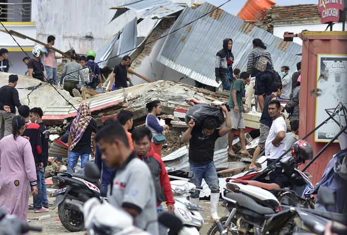 Hai huyện Manuju và Majene là những nơi bị ảnh hưởng nặng nhất. Ảnh: AFP.