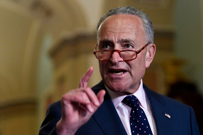 Đề xuất của ông Mitch McConnell gửi tới lãnh đạo phe đa số của Đảng Dân chủ tại Thượng viện Mỹ Chuck Schumer (ảnh) khiến nhiều người đặt câu hỏi về thời điểm diễn ra phiên xét xử luận tội ông Trump, dù hiện vẫn còn chưa rõ Đảng Dân chủ có tiếp tục tiến hành kế hoạch này hay không. Ảnh: AP.