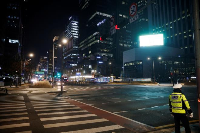 Một con đường vắng bóng người qua lại ở Seoul (Hàn Quốc) trong đêm giao thừa. Ảnh: Reuters.