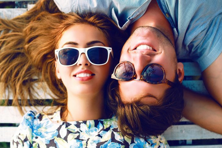 3. Đeo kính râm kém chất lượng: Nhiều nhà sản xuất sử dụng nhựa rẻ tiền để làm kính râm. Loại kính này không giúp bảo vệ mắt bạn khỏi tia cực tím, mà dưới ánh mặt trời chói chang, nó có thể dẫn tới bỏng võng mạc. Đeo kính kém chất lượng còn có hại hơn việc không đeo kính râm.