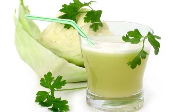1. Tăng cường hệ miễn dịch: Bắp cải chứa các chất dinh dưỡng thiết yếu giúp cải thiện sức khỏe của bạn. Theo Boldsky, uống một cốc nước ép bắp cải thường xuyên giúp chống lại các mầm bệnh có hại và ngăn ngừa nhiễm trùng. Ảnh: BS.