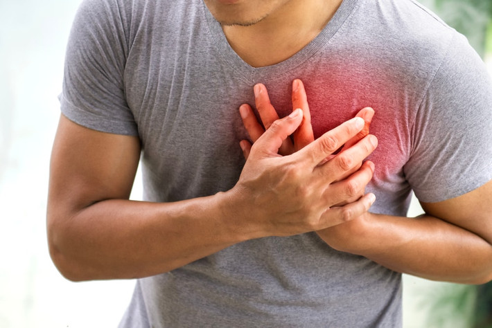 Đau ngực có thể lan rộng, gây cảm giác khó chịu ở một hoặc cả hai cánh tay (thường là bên trái), hàm dưới, cổ, vai hoặc dạ dày. Ảnh: NH.