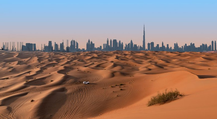Tuy nhiên, theo trang 365adventures.me, cách đây khoảng 20 năm, Dubai vẫn là nơi khó để sinh sống. Phần lớn thành phố mà chúng ta thấy ngày nay từng là sa mạc, khiến nông dân gặp khó khăn trong việc trồng trọt hoặc chăn nuôi. Ảnh: AM.