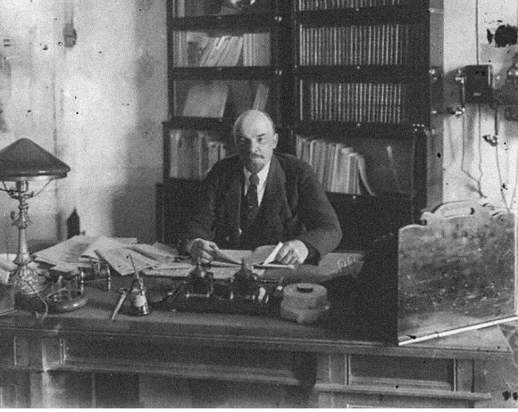 Vào tháng 4/1917 tại Petrograd, Lenin đã công bố 'Luận cương tháng Tư' nổi tiếng của mình, chỉ ra con đường chuyển từ cách mạng dân chủ tư sản sang cách mạng xã hội chủ nghĩa. Lenin chỉ rõ rằng cần chấm dứt tình trạng 2 chính quyền song song tồn tại bằng cách chuyển giao chính quyền về tay các Xô viết.