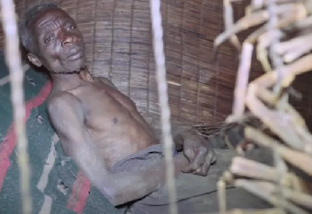 Theo UBF, ông Callitxe Nzamwita, hiện 71 tuổi ở Rwanda, sống hoàn toàn biệt lập từ năm 16 tuổi do mắc chứng sợ phụ nữ. (Nguồn ảnh: UBF, Youtube)