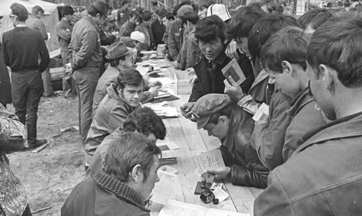 Vào những năm 1970 ở Liên Xô, rất nhiều thanh niên tình nguyện đã đến công trường để tìm việc làm mới và cuộc sống mới.