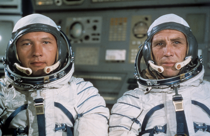 Tàu vũ trụ có người lái Soyuz-15 của Liên Xô được phóng lên vũ trụ năm 1974. Tuy nhiên, do trục trặc hệ thống, con tàu không thể cập bến trạm quỹ đạo và phải kết thúc chuyến bay sớm. Bức ảnh này chụp nhà du hành vũ trụ Gennady Sarafanov (trái) và Lev Demin trước khi tàu cất cánh.